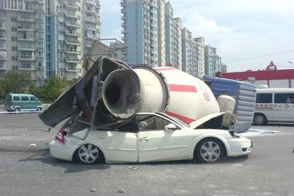 开车时遇上这几种车路上碰到了,请立刻远离! 图2